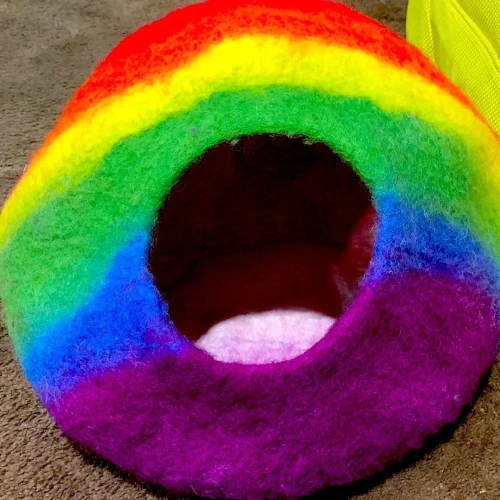 Wow look at this a Beautiful wool cat Cave that’s rite a cat cave!!!